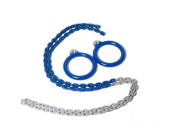 Cerchi da ginnastica rotondi su una catena